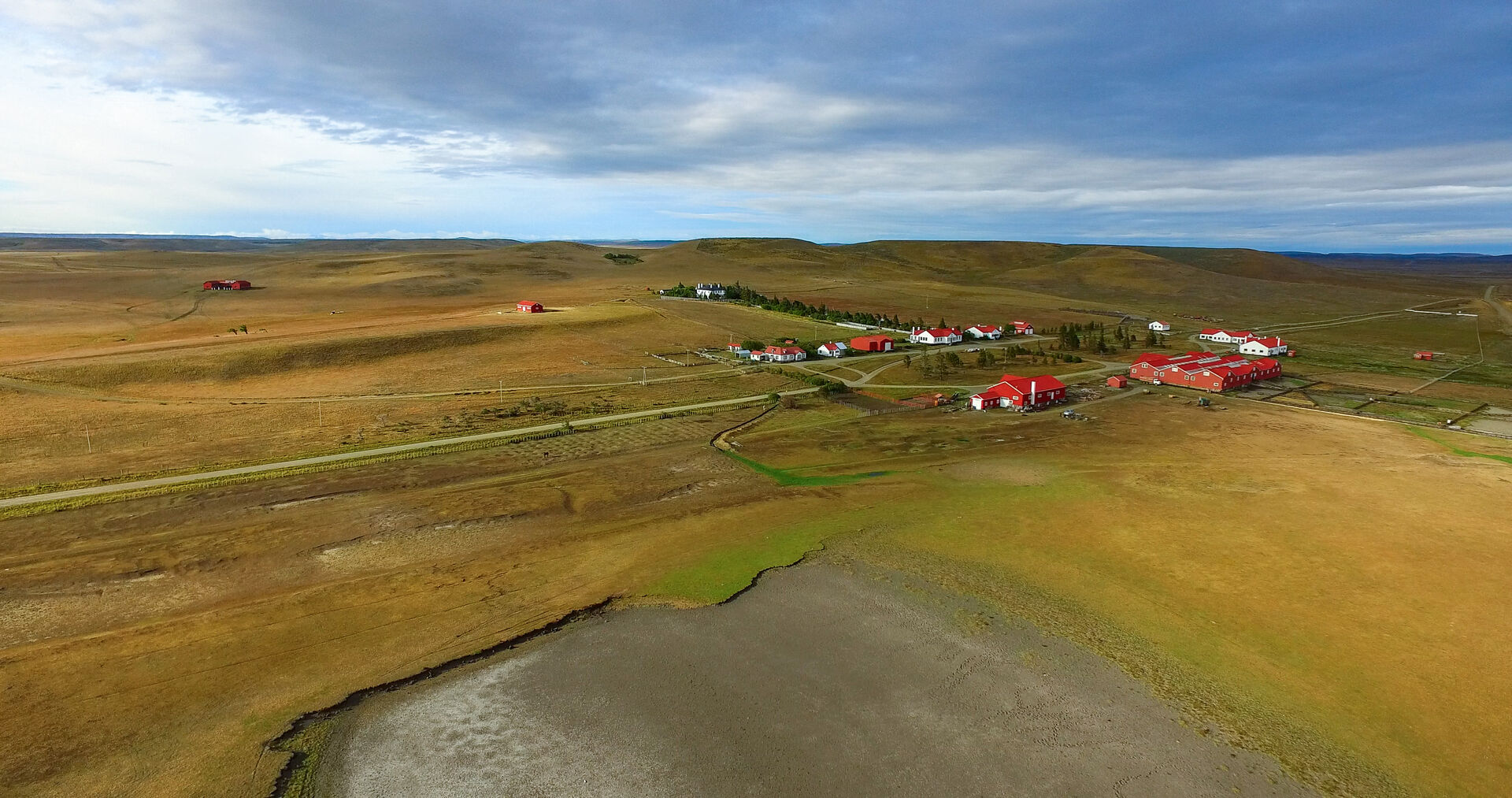 Estancia patagónica — pradera vasta, cielo amplio.